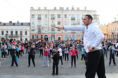 Сотні людей взяли участь у ранковій зарядці в центрі Чернівців