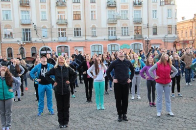 Сотні людей взяли участь у ранковій зарядці в центрі Чернівців