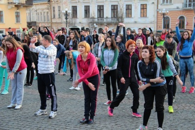 Сотні людей взяли участь у ранковій зарядці в центрі Чернівців