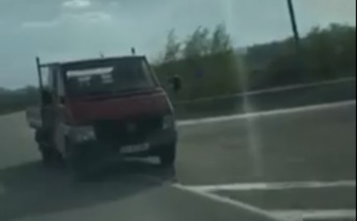 «Чудеса на єврономерах»: чернівчанин зняв відео, як вантажівка рухалась по об’їзній заднім ходом
