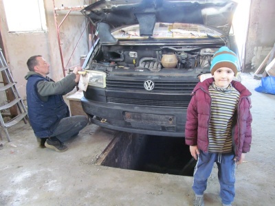 У Чернівцях волонтери ремонтують автомобіль для відправки у зону АТО (ФОТО)