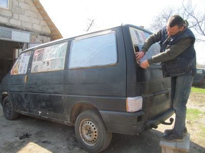 У Чернівцях волонтери ремонтують автомобіль для відправки у зону АТО (ФОТО)