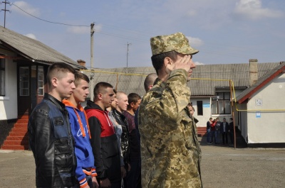 До армії з Буковини відправили першу “партію” призовників (ФОТО)