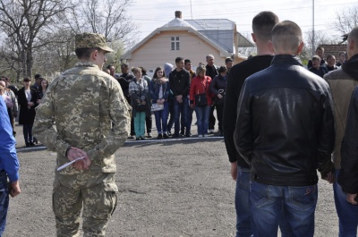 До армії з Буковини відправили першу “партію” призовників (ФОТО)