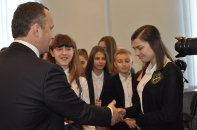 Міністр екології тиснув чернівецьким школярам руки і подарував гру (ФОТО)