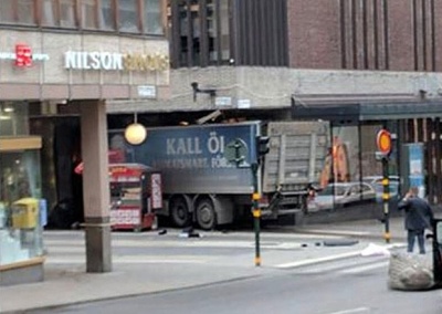 У столиці Швеції вантажівка в’їхала у натовп. Є жертви