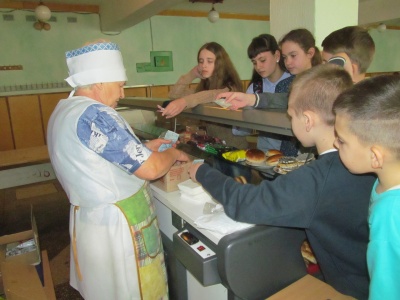 Школярі у Чернівцях замість обідів їдять булочки і тости (ФОТО)