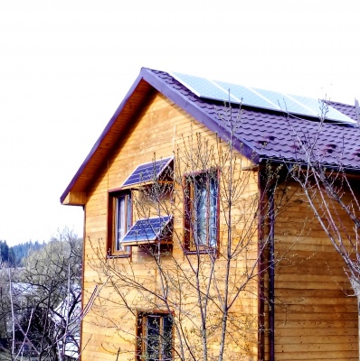 Сонячні панелі освітлюють будинок буковинця