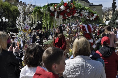 У Чернівцях на благодійному ярмарку продавали випічку та сувеніри (ФОТО)