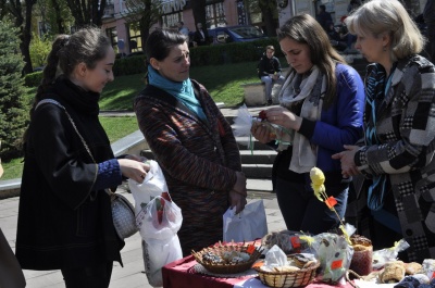 У Чернівцях на благодійному ярмарку продавали випічку та сувеніри (ФОТО)