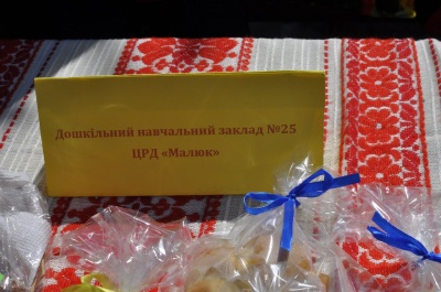 У Чернівцях на благодійному ярмарку продавали випічку та сувеніри (ФОТО)