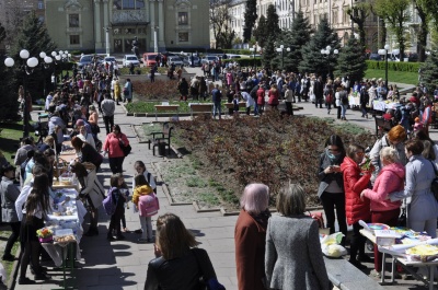 У Чернівцях на благодійному ярмарку продавали випічку та сувеніри (ФОТО)