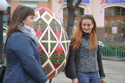 До Великодня на Центральній площі Чернівців встановили п'ять великих писанок (ФОТО)