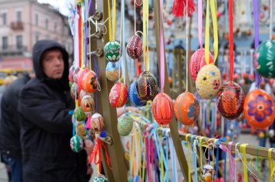 38 писанкових дерев виставлять біля будинку з левами в Чернівцях