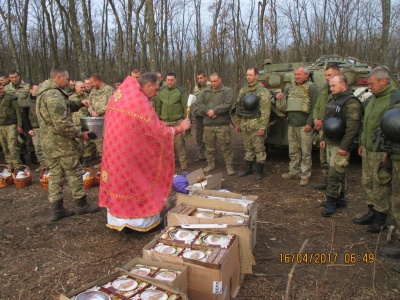 «Було спокійно, лише здалеку чулися постріли»: волонтер з Чернівців розповів, як бійці посвятили паски у зоні АТО