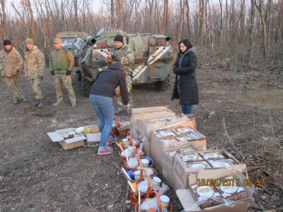 «Було спокійно, лише здалеку чулися постріли»: волонтер з Чернівців розповів, як бійці посвятили паски у зоні АТО