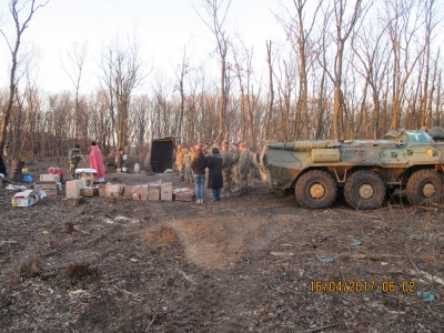 «Було спокійно, лише здалеку чулися постріли»: волонтер з Чернівців розповів, як бійці посвятили паски у зоні АТО