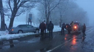 Авто злетіло у кювет на Буковині через погіршення погодніх умов
