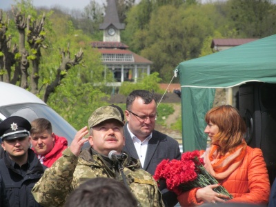 У найбільшому парку Чернівців висадили молоді дуби в пам'ять про загиблих на Сході буковинців (ФОТО)