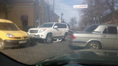 У Чернівцях авто з двома дівчатами врізалося у стовп