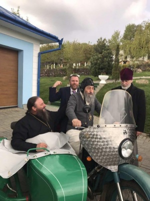 Митрополит Онуфрій прокатався на мотоциклі з отцем Жаром: диякон РПЦ оприлюднив вражаюче фото