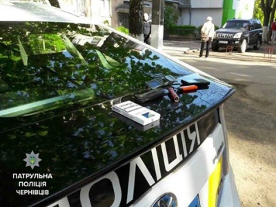 Патрульні затримали іноземця, який намагався залізти до квартири в центрі Чернівців