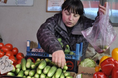 Ранні овочі з ринків Чернівців уже можна їсти: журналіст МБ перевірила продукцію на нітрати