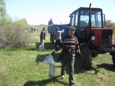 Чиновники на Буковині прибирали берег Дністра (ФОТО)