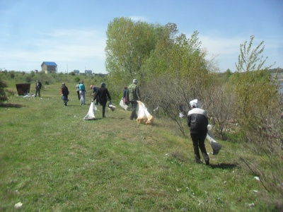 Чиновники на Буковині прибирали берег Дністра (ФОТО)