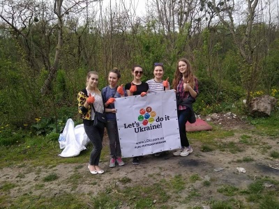 Понад дві сотні волонтерів прибирали Чернівці від сміття (ФОТО)