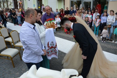 Чернівчани одружилися просто посеред вулиці