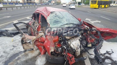 Моторошне ДТП у Києві: водій таксі загинув, пасажирові відірвало руку (ФОТО)