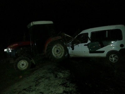 На Буковині вночі на швидкості авто врізалося у трактор – водій загинув (ФОТО)