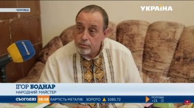 У Чернівцях чоловік з пришитими пальцями створює картини з паперу (ВІДЕО)