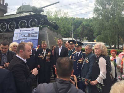 Нардепа "Опоблоку" помітили у Чернівцях біля танку: з ветеранами покладав квіти (ФОТО)