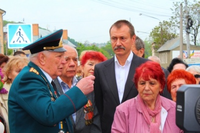 Нардепа "Опоблоку" помітили у Чернівцях біля танку: з ветеранами покладав квіти (ФОТО)