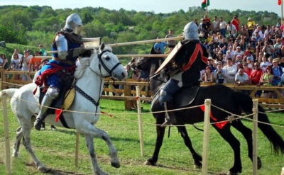 Лицарські бої, кінний виступ та середньовічні танці: На Буковині розпочався фестиваль середньовічної культури (ПРОГРАМА)