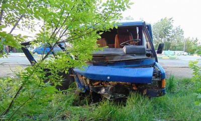 На Буковині легковик зіткнувся з мікроавтобусом - пасажирку госпіталізували з переломом (ФОТО)