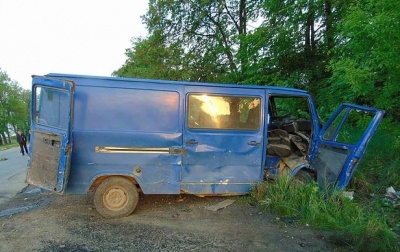 На Буковині легковик зіткнувся з мікроавтобусом - пасажирку госпіталізували з переломом (ФОТО)