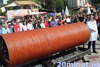 Більше ніж півкілометра. У Тернополі виготовили найдовшу в Україні ковбасу