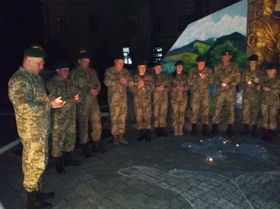 У Чернівцях прикордонники запалили свічки і лампадки у пам’ять про загиблих героїв