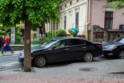 Очевидці зафіксували, як голова Чернівецької облради порушив Правила дорожнього руху (ФОТО)