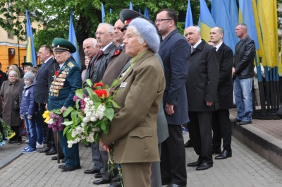 У Чернівцях відзначили День пам'яті і примирення і річницю перемоги (ФОТО)