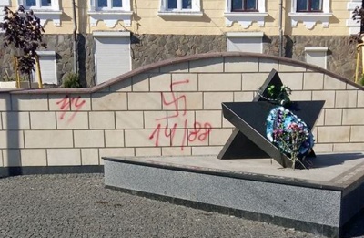 У Чернівцях невідомі розписали нацистською символікою пам’ятник жертвам чернівецького гетто (ФОТО)