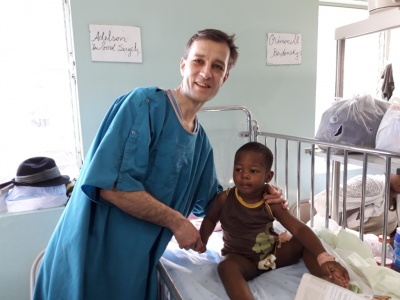 «Госпіталь охороняли озброєні солдати»: лікар з Чернівців самостійно провів 80 операцій на Гаїті