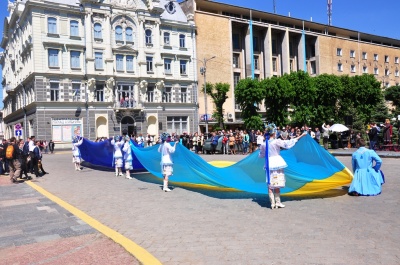 День Європи в Чернівцях: на Театральній площі виступили мажоретки і 38 духових оркестрів (ФОТО)