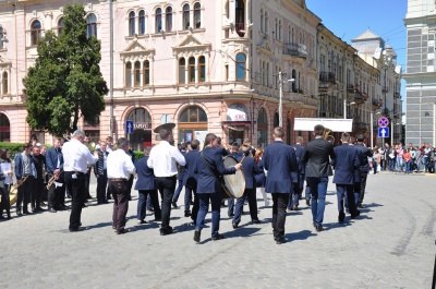 День Європи в Чернівцях: на Театральній площі виступили мажоретки і 38 духових оркестрів (ФОТО)