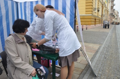 У центрі Чернівців безкоштовно обстежують на рівень цукру та наявність СНІДу (ФОТО)