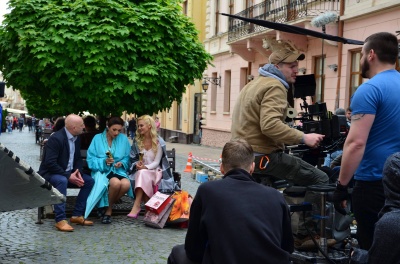 У Чернівцях на вулиці Ольги Кобилянської знімають серіал-мелодраму (ФОТО)