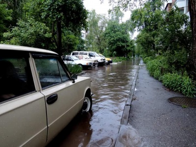 Через сильну зливу підтопило кілька районів Чернівців (ФОТО)